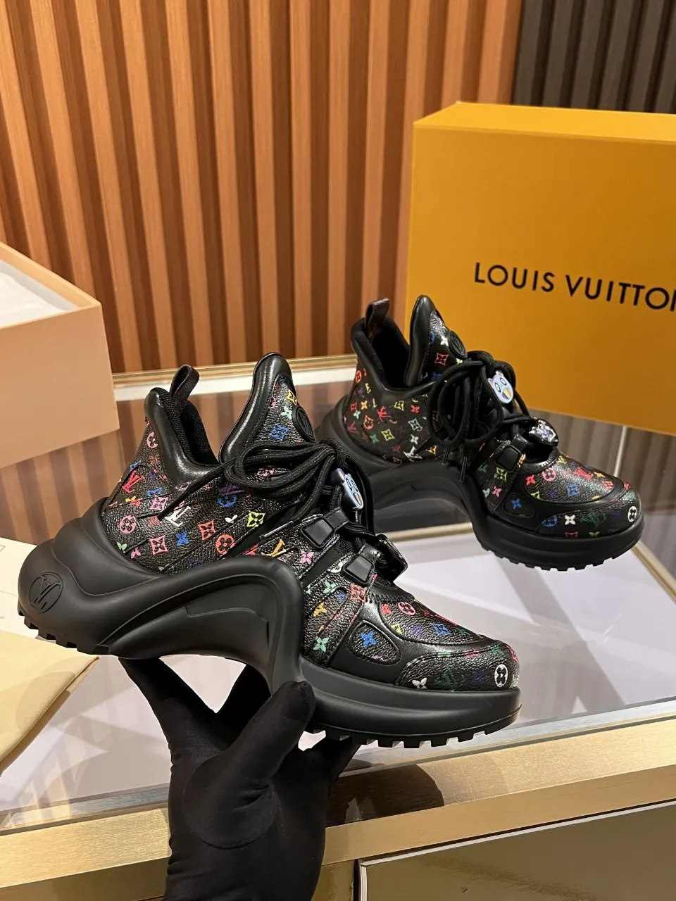 👟👟Ex-factory price 720👟👟 This three-color LV is different. 2025 new Murakami Takashi co-branded black three-color LV fancy button model Archlight donkey brand hardware casual sports dad shoes with an increased heel height of about 5.5cm, 35-41 white letter buckle